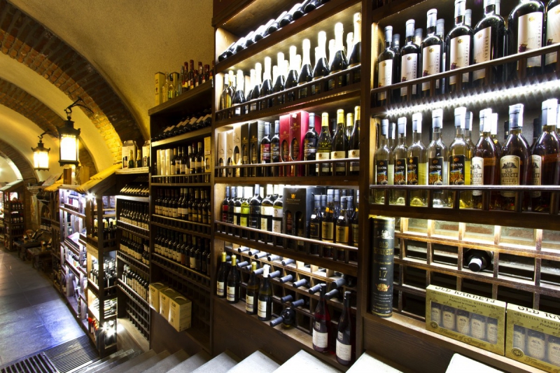 bar-LA GAUDE-min_world_street_travel_shop_canon_georgia_wine_bottles-429767